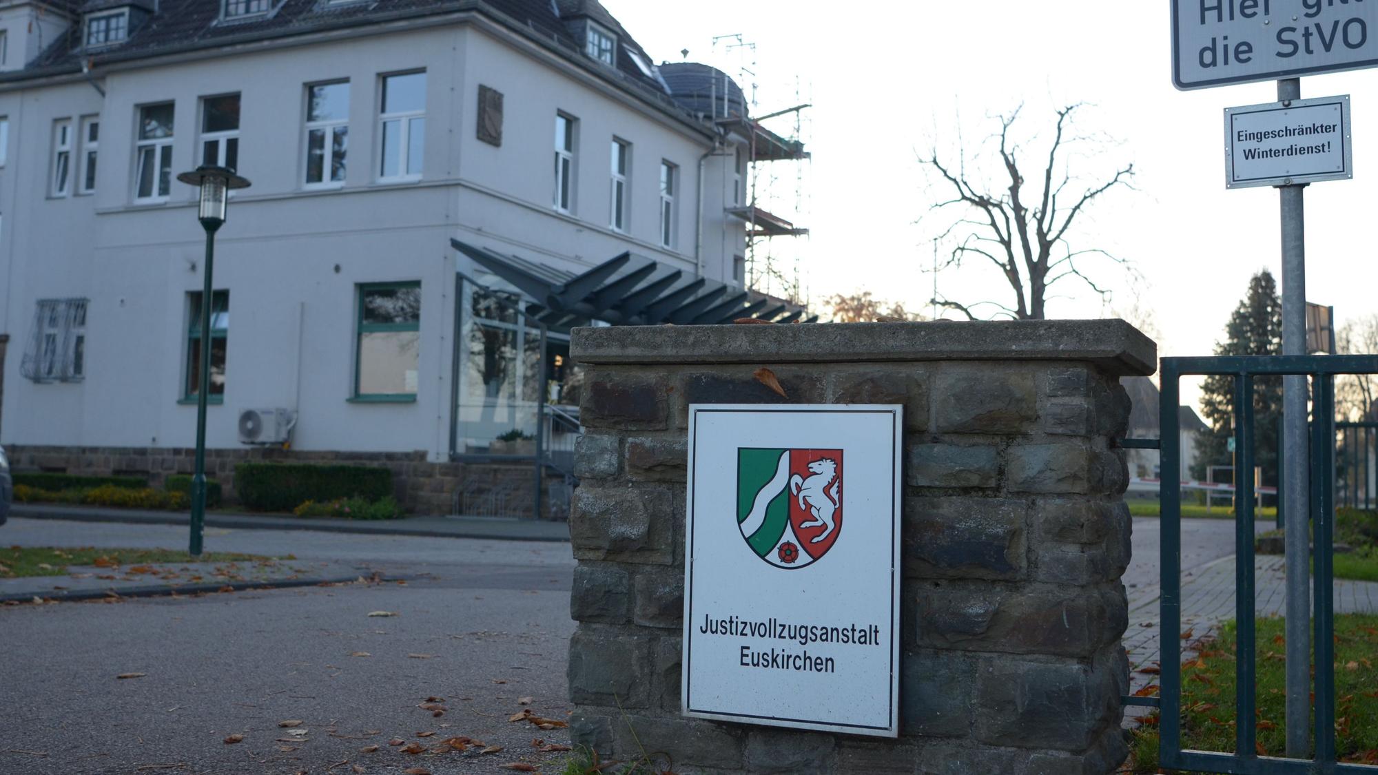 Das Bild zeigt die Einfahrt zur Justizvollzugsanstalt Euskirchen