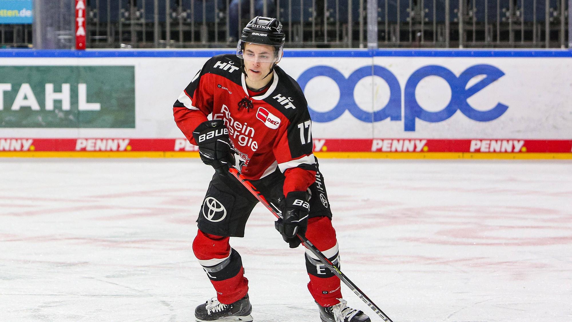 Jan Luca Sennhenn von den Kölner Haien führt den Puck auf dem Eis der Lanxess-Arena.