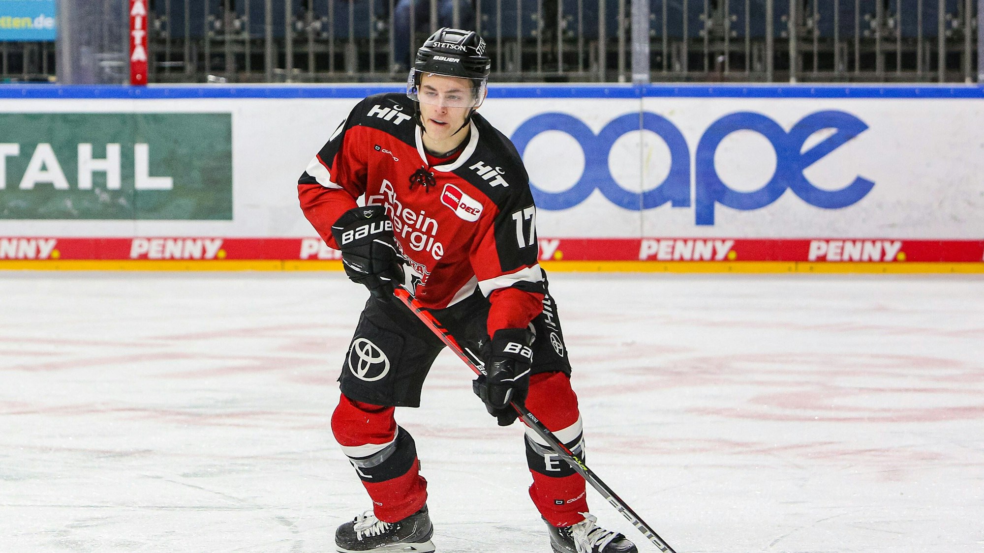 Jan Luca Sennhenn von den Kölner Haien führt den Puck auf dem Eis der Lanxess-Arena.
