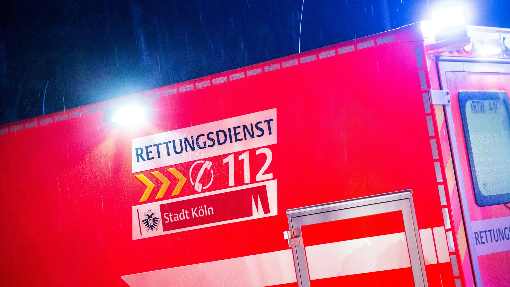 Rettungswagen stehen nach einem schweren Verkehrsunfall auf der Kreuzung Militärringstraße / Dürener Straße in Köln.