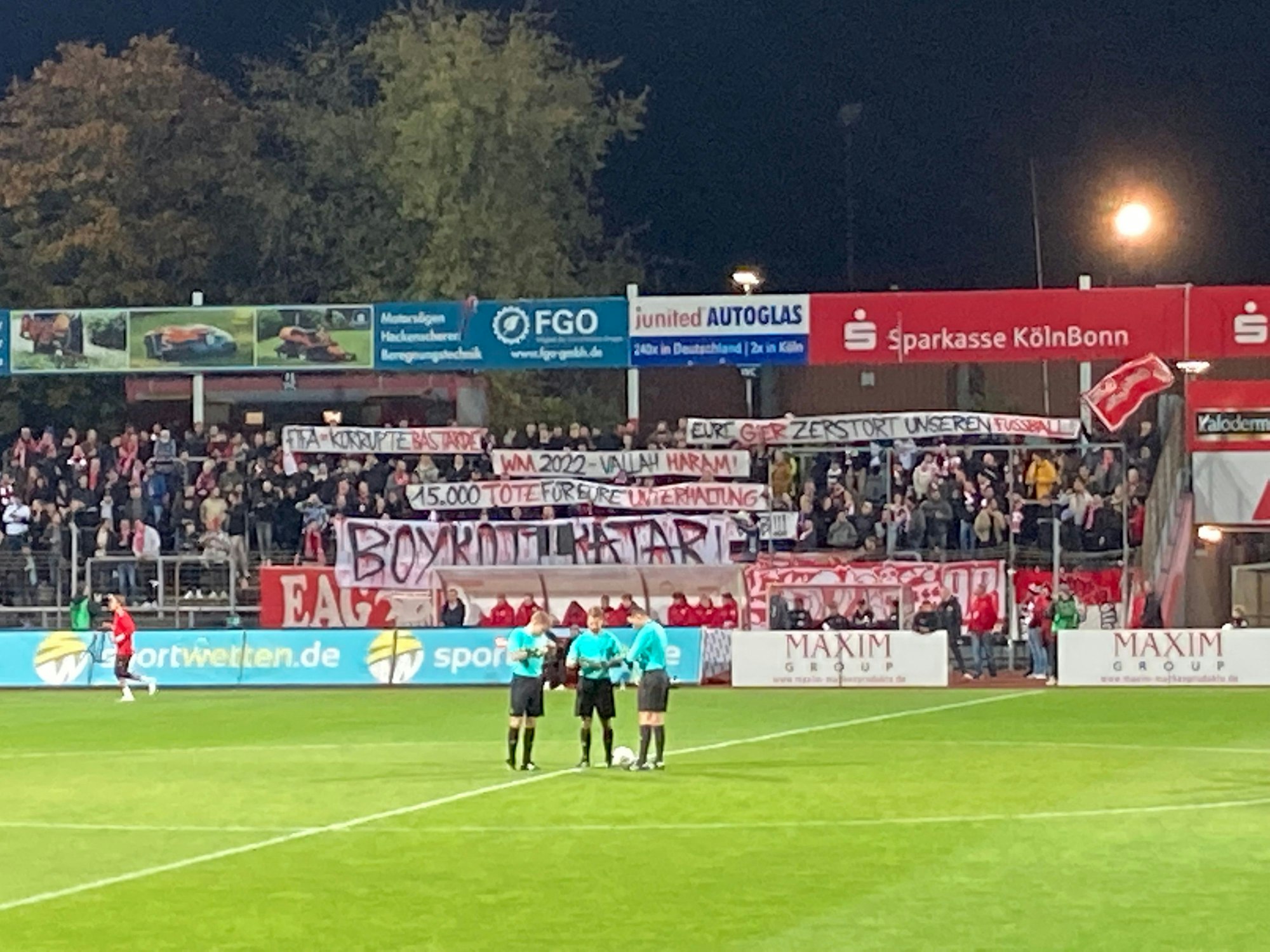 Auf der Tribüne des Südstadions zeigen Fans Banner, die zum WM-Boykott auffordern.