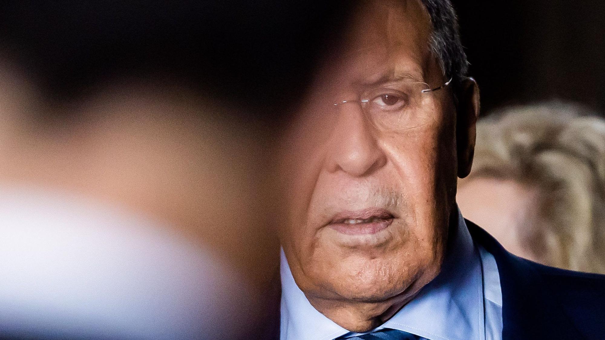 Sergej Lawrow, Außenminister von Russland, kommt beim G20-Gipfel zur zweiten Arbeitssitzung. Im Vordergrund wird er teilweise von einer weiteren Person verdeckt.