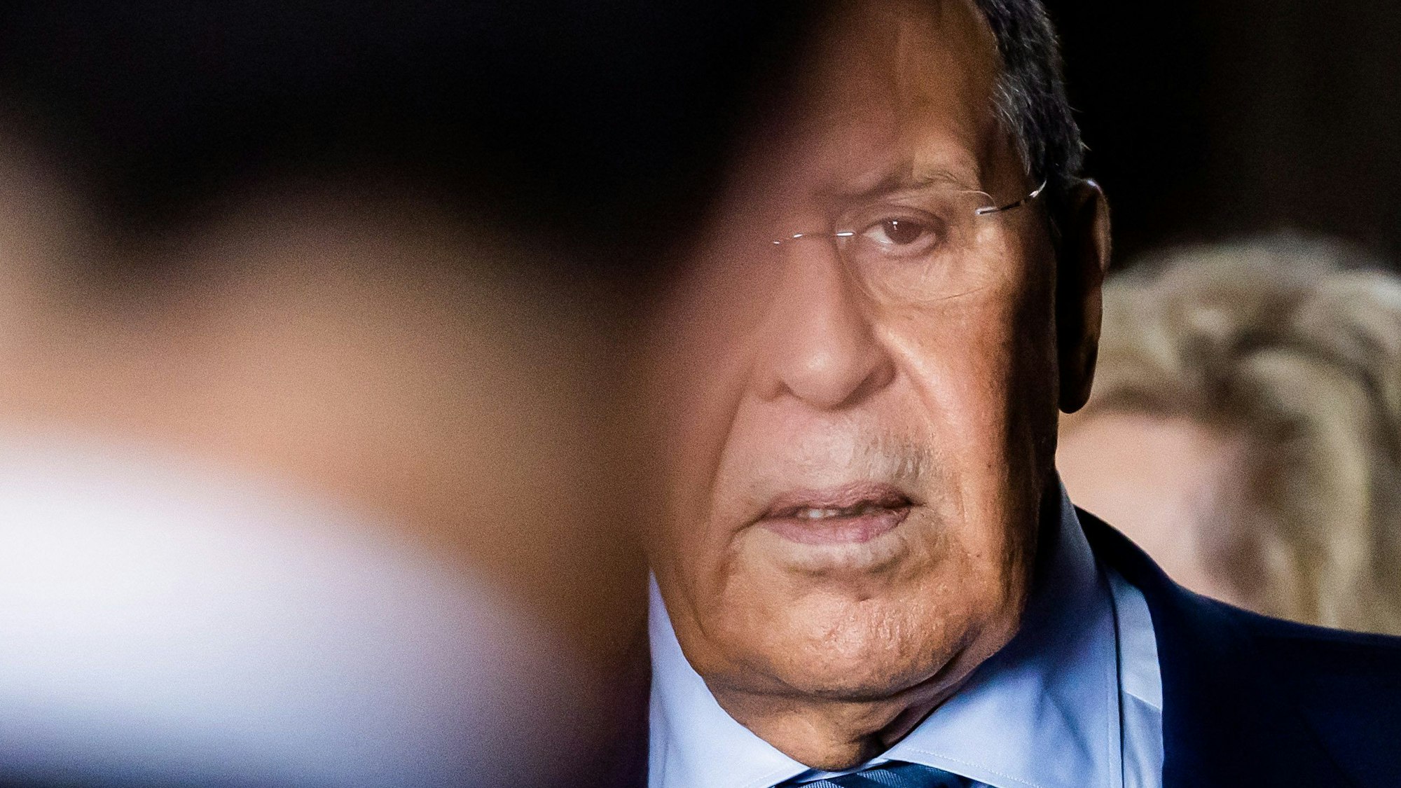 Sergej Lawrow, Außenminister von Russland, kommt beim G20-Gipfel zur zweiten Arbeitssitzung. Im Vordergrund wird er teilweise von einer weiteren Person verdeckt.