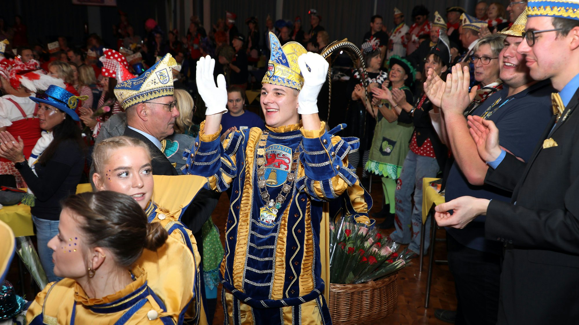 Prinz Simon I. klatscht begeistert beim Einzug im Publikum mit.