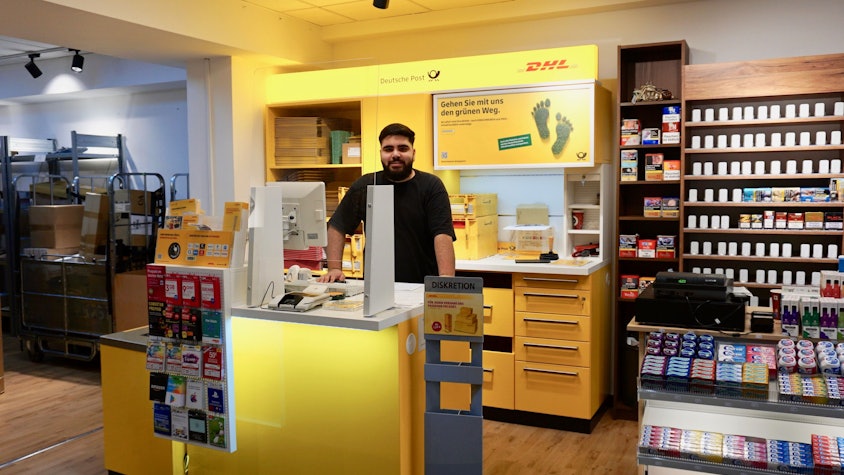 Ein Mitarbeiter in der neuen Filiale der Deutschen Post an der Luxemburger Straße.