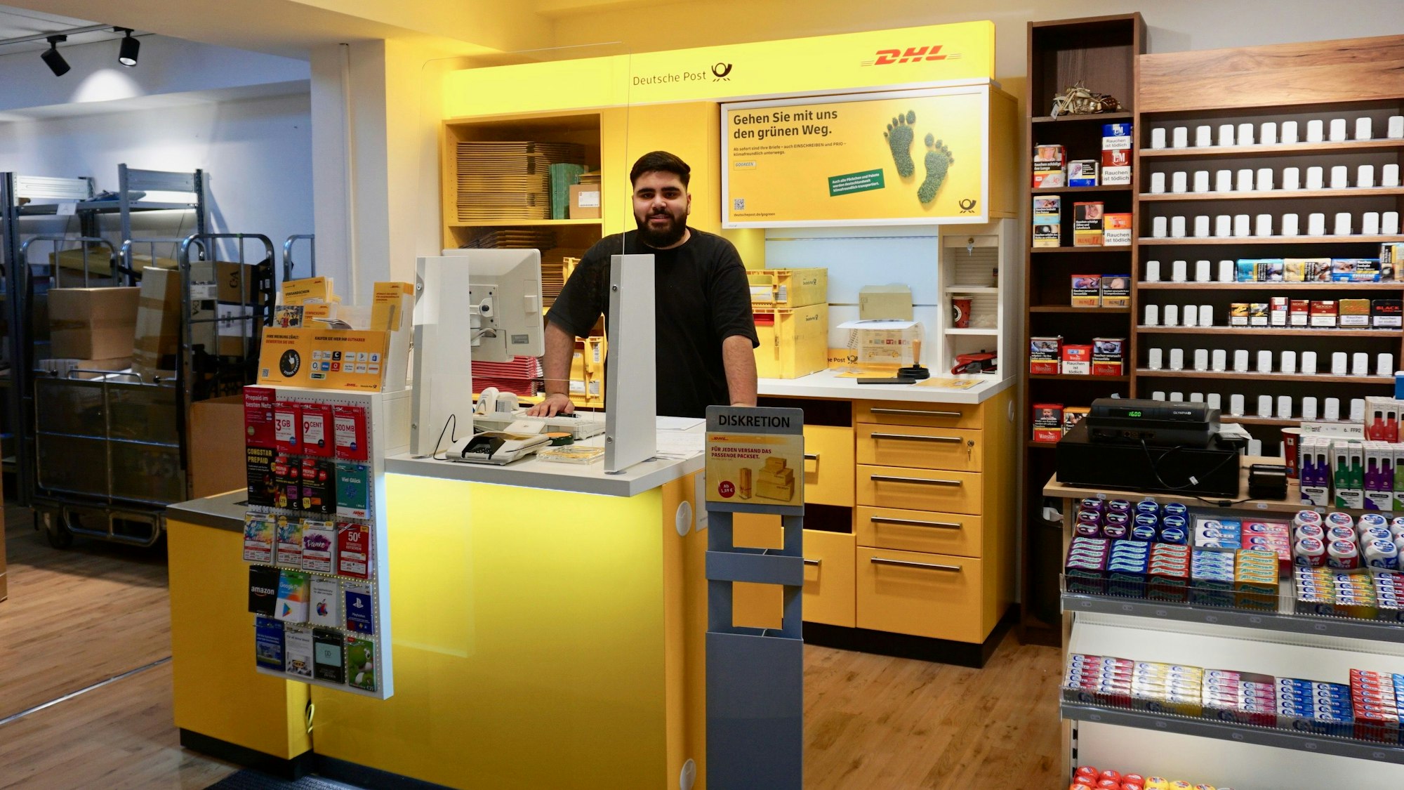 Ein Mitarbeiter in der neuen Filiale der Deutschen Post an der Luxemburger Straße.