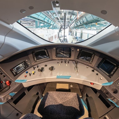 Der Führerstand eines ICE 3 Neo der Deutschen Bahn bei der Wartung im Stellwerk.