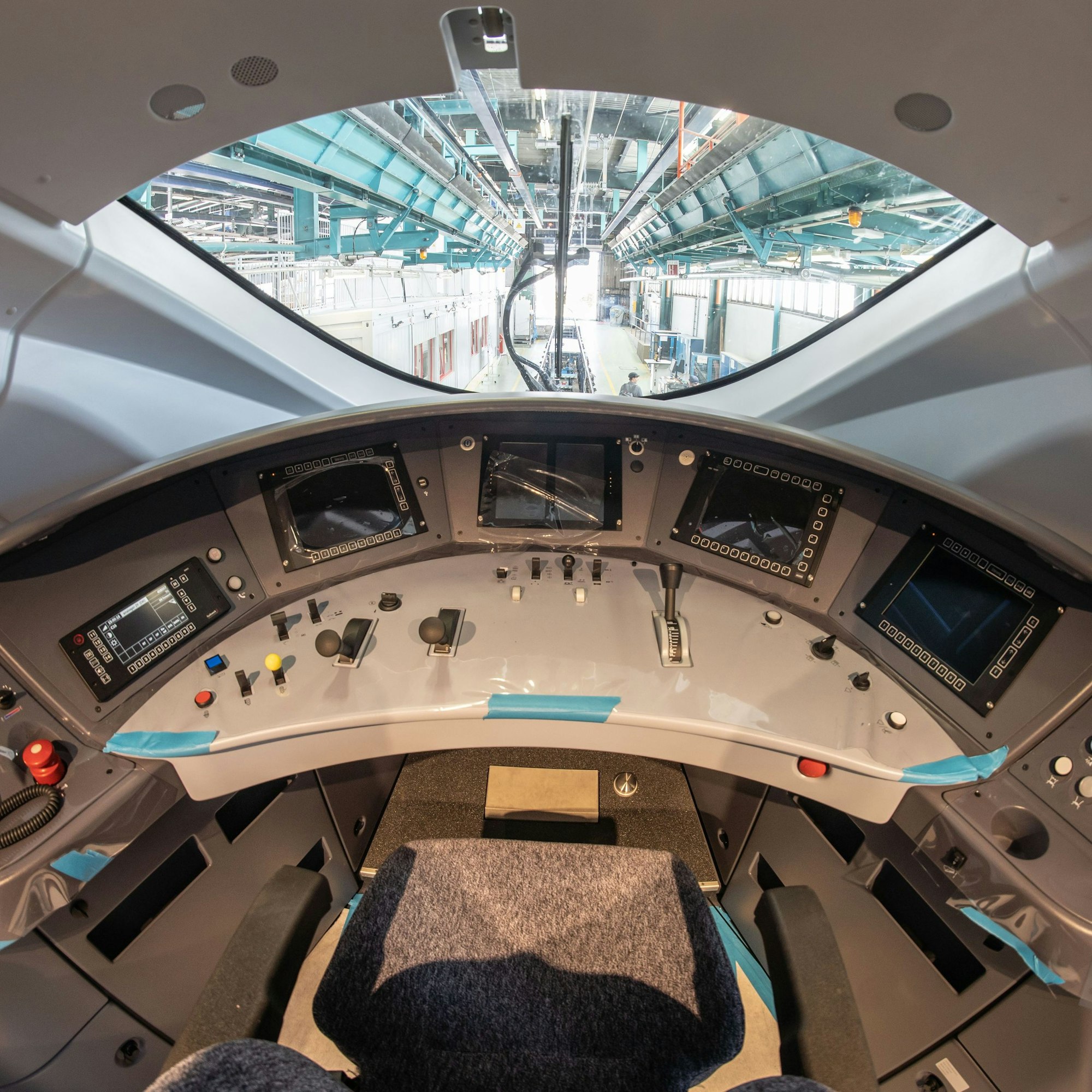 Der Führerstand eines ICE 3 Neo der Deutschen Bahn bei der Wartung im Stellwerk.