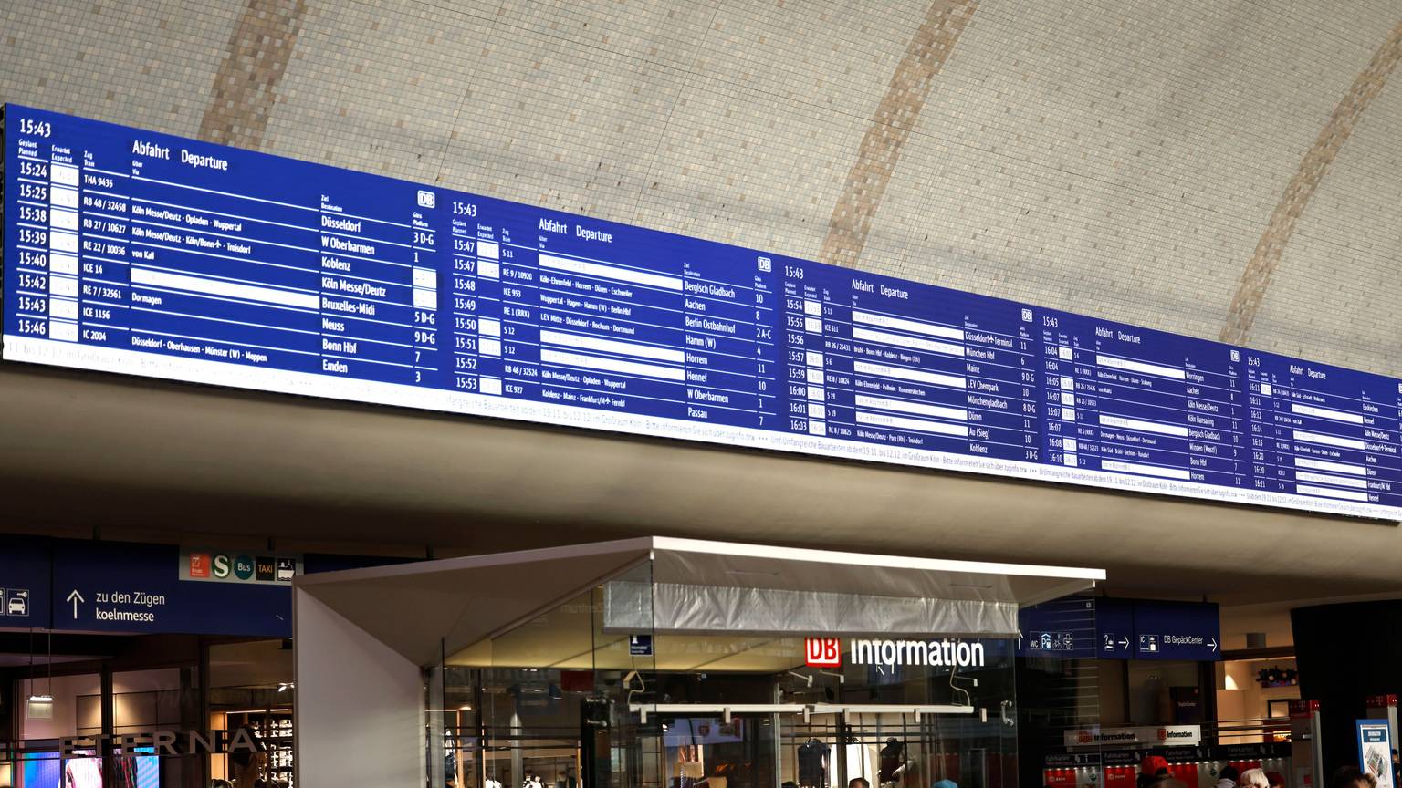 Das neue Informationsdisplay hängt im Eingangsbereich des Kölner Hauptbahnhofs.