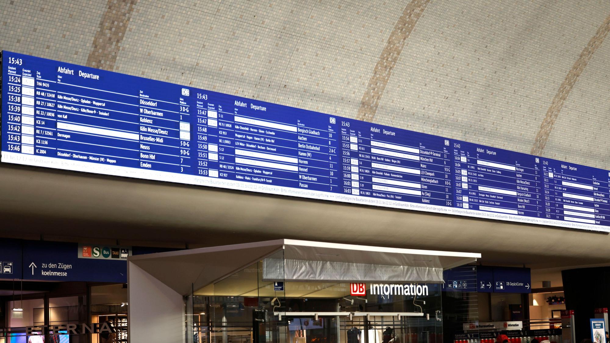 Das neue Informationsdisplay hängt im Eingangsbereich des Kölner Hauptbahnhofs.