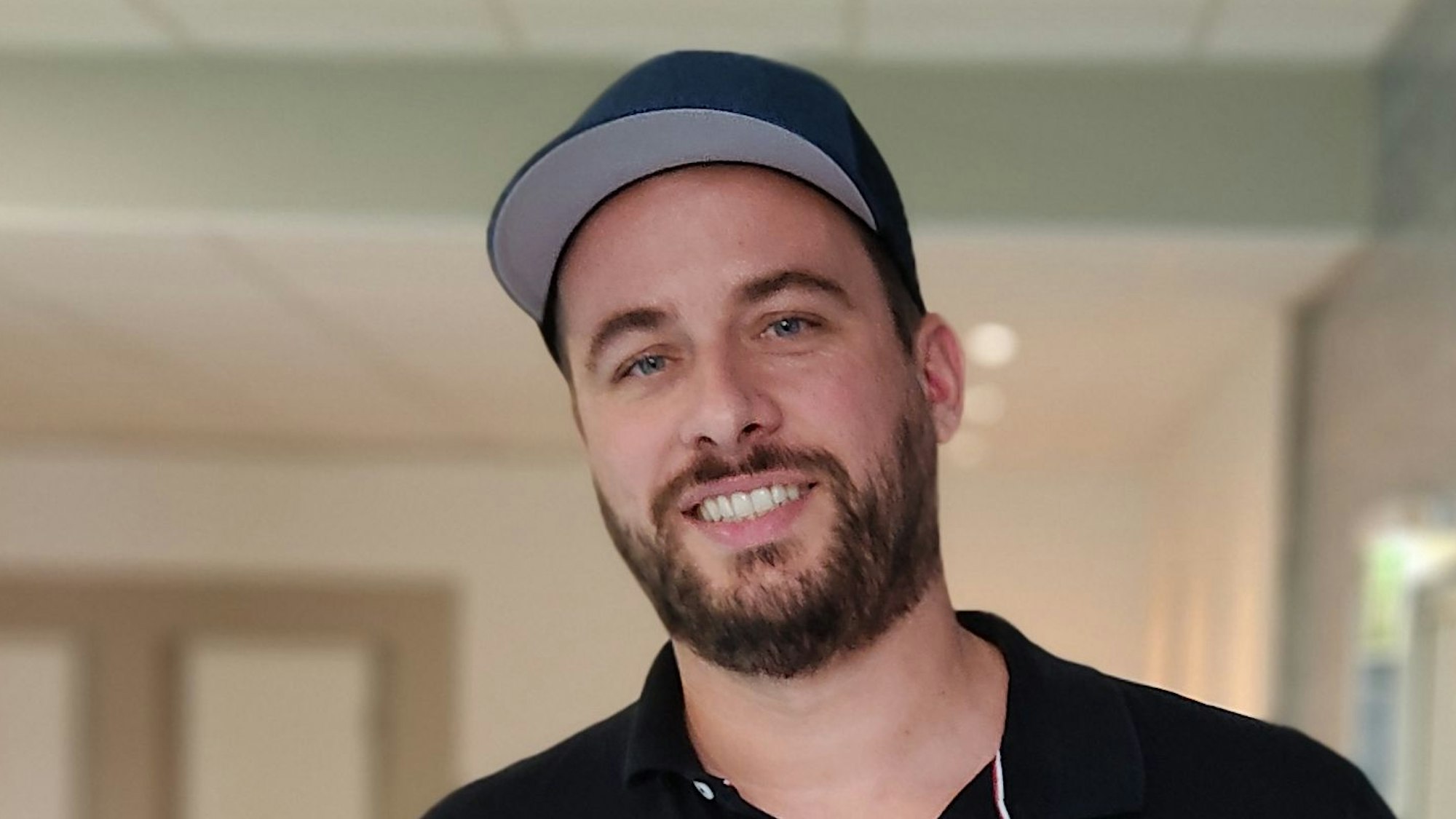 Martin Becker lächelt in die Kamera.