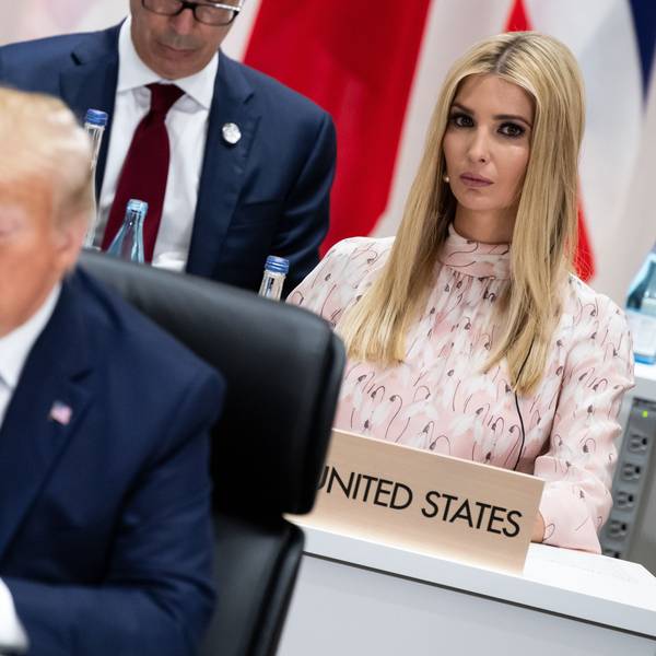 Donald Trump, Präsident der Vereinigten Staaten von Amerika, und seine Tochter Ivanka sitzen zu Beginn der dritten Arbeitssitzung des G20-Gipfels im Jahr 2019 an ihren Plätzen.