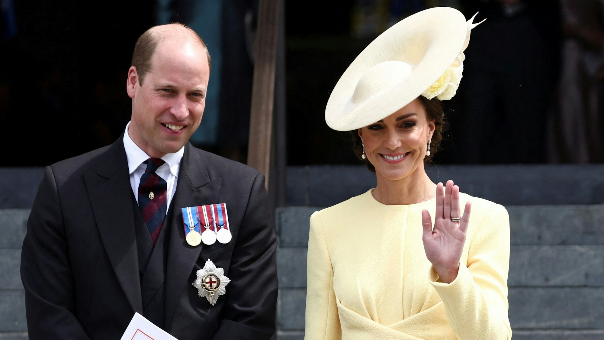 Prinz William (l), Herzog von Cambridge, und Kate, Herzogin von Cambridge, verlassen nach der Dankes-Messe die St. Paul's Kathedrale.