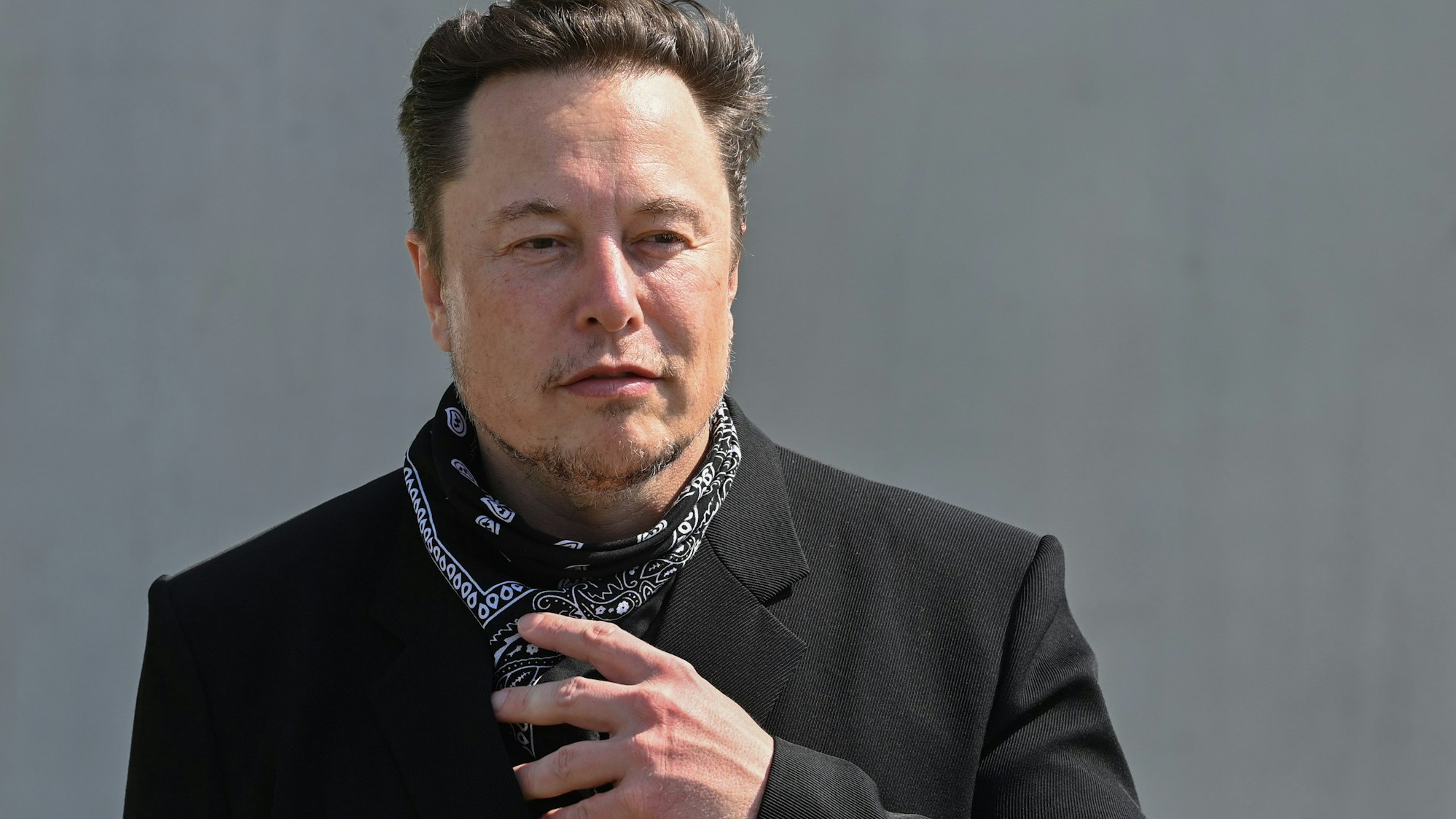 Twitter-Chef Elon Musk steht bei einem Pressetermin auf dem Gelände der Tesla Gigafactory in Grünheide.