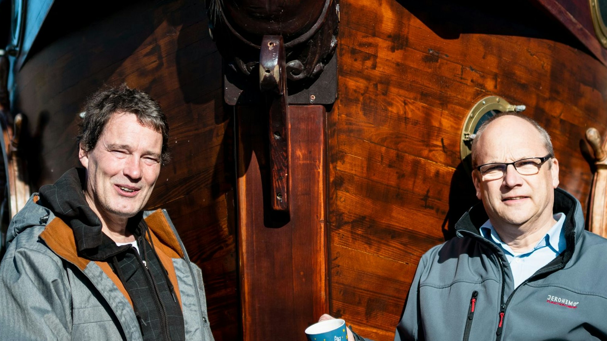 Hafen-Weihnachtsmarkt-Veranstalter Edwin Kroll (l.) und Klaus Schopen vom Schokoladenmuseum stehen vor einem Schiff im Kölner Weihnachtsmarkt am Schokomuseum.