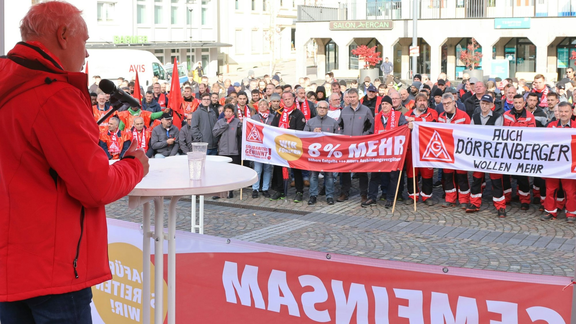 Der Bevollmächtigte der IG Metall, Werner Kusel, sprach auf dem Bismarckplatz in Gummersbach vor mehr als 300 Menschen.