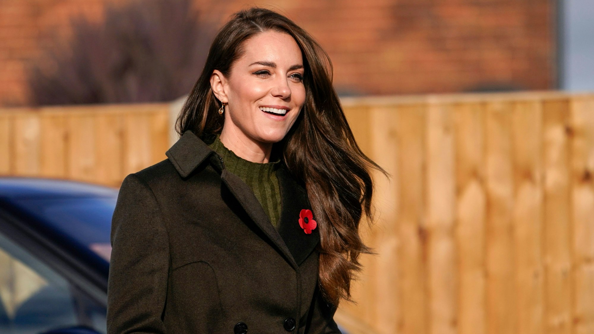 Kate, Prinzessin von Wales, trifft zu einem Besuch im Colham Manor Children's Centre ein, sie lächelt breit.