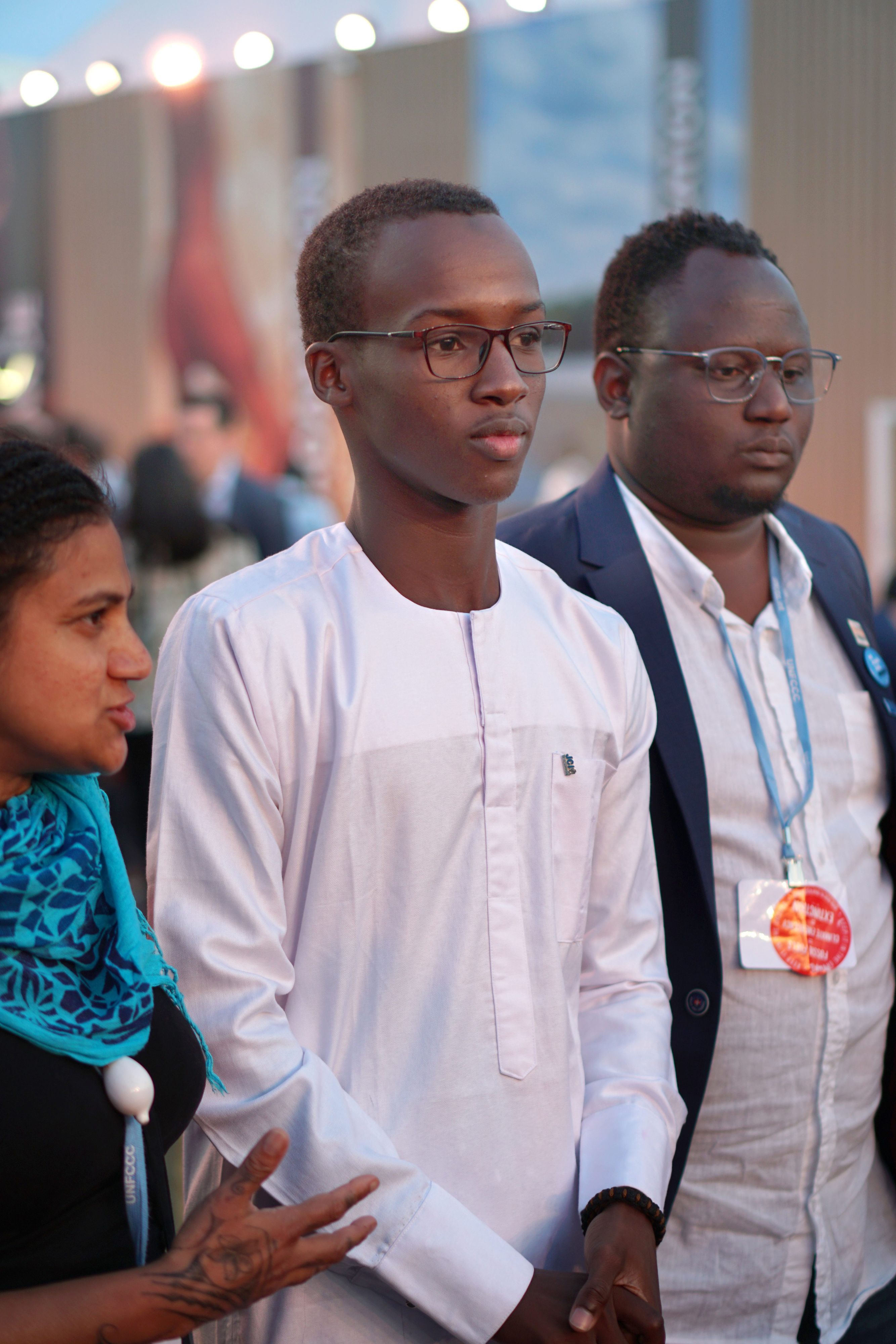 Yero Sarr steht mit anderen Aktivistinnen und Aktivisten auf der Cop27.