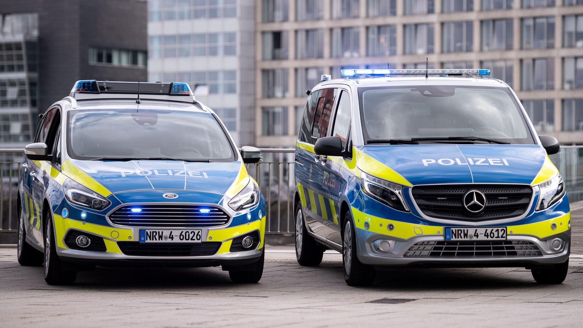 Der Ford S-Max (l.) und der Mercedes Vito sind derzeit die Standard-Streifenwagen der Polizei in NRW. Das könnte sich bald ändern.