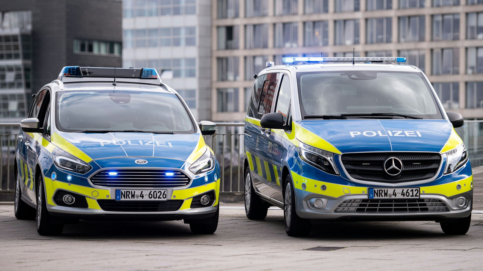 ARCHIV - 23.09.2019, Nordrhein-Westfalen, Düsseldorf: Polizeiwagen vom Typ Mercedes Benz Vito (r) und Ford S-Max stehen im Medienhafen.