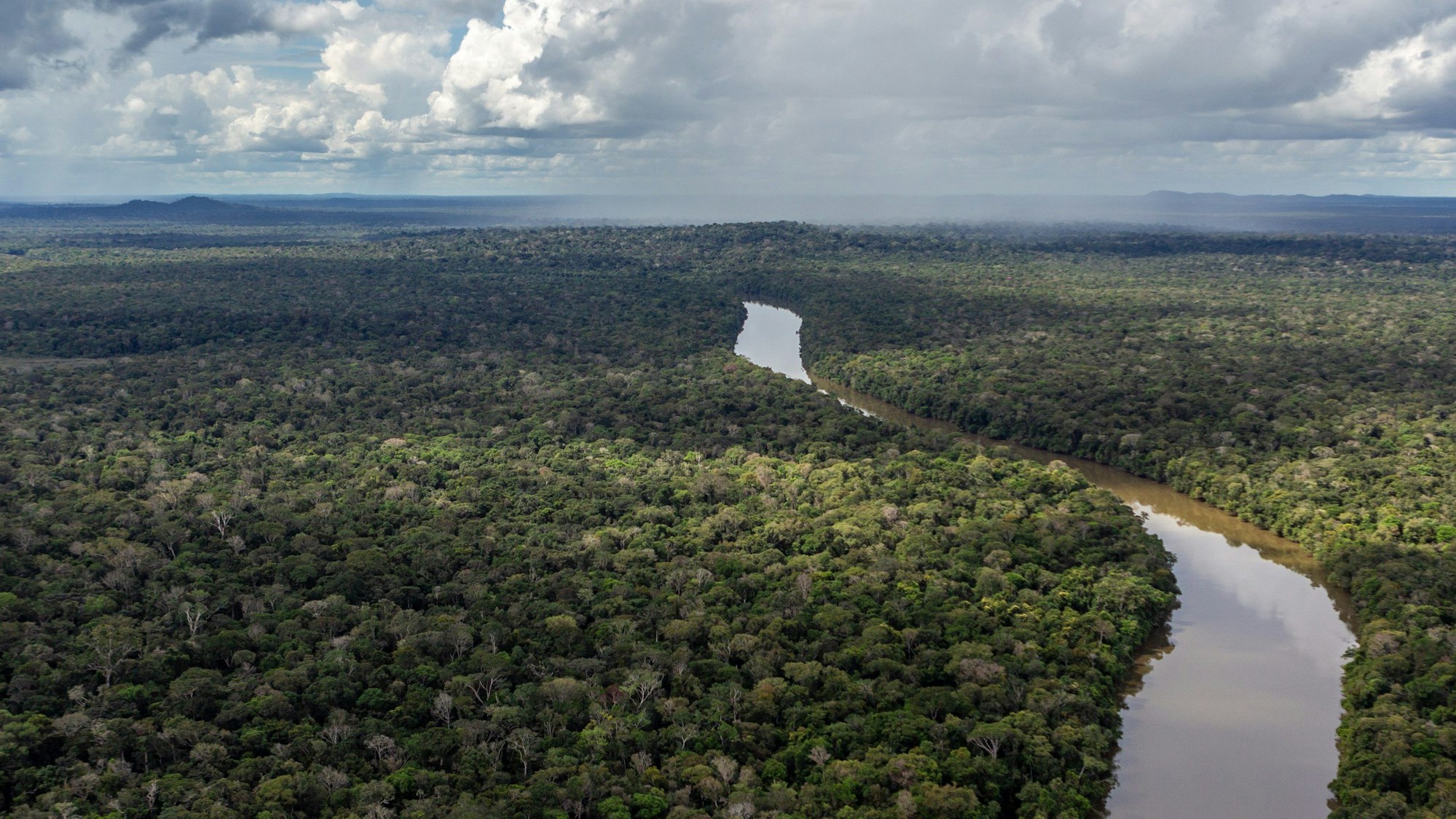 Auf diesem Bild ist ein Fluss zu sehen, der durch das Amazonas fließt.
Der Regenwald in Brasilien ist wichtig für das Klima der ganzen Erde.