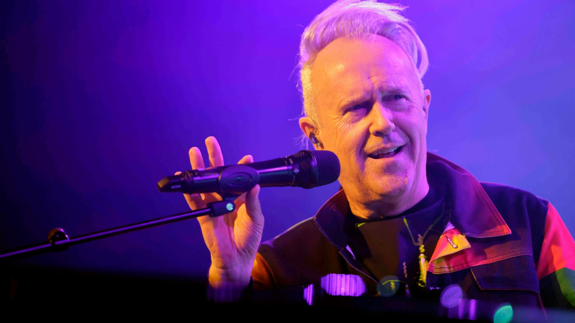 Der britische Sänger Howard Jones bei seinem Auftritt in der Kantine in Köln.