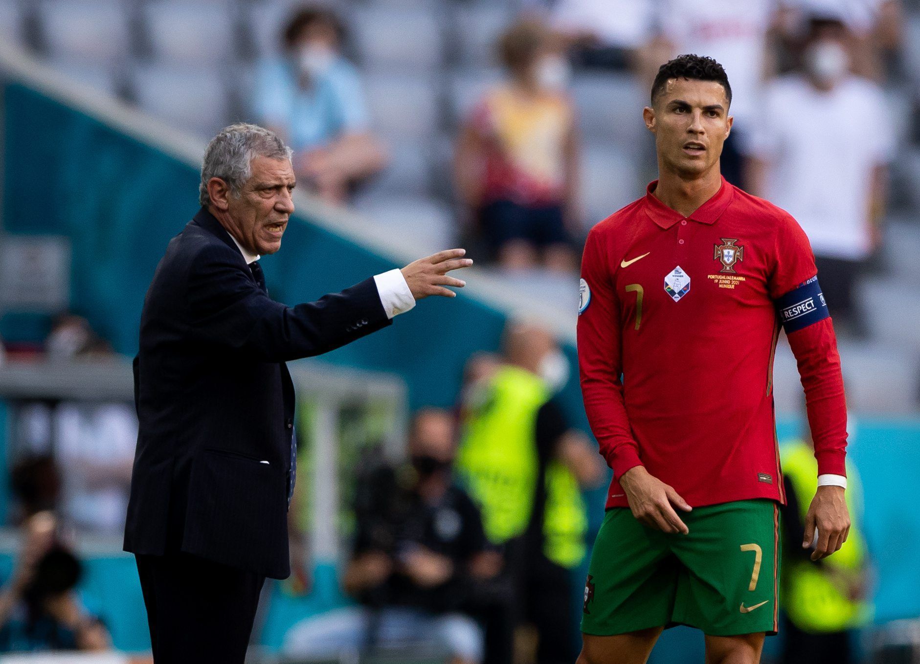 Portugals Trainer Fernando Santos (l) spricht mit Cristiano Ronaldo während eines EM-Spiels gegen Deutschland.