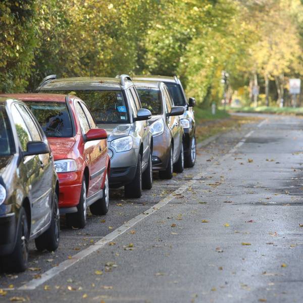 Parkende Autos stehen am Kutschenweg, der parallel zur Landstraße 331 verläuft.