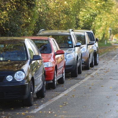 Parkende Autos stehen am Kutschenweg, der parallel zur Landstraße 331 verläuft.