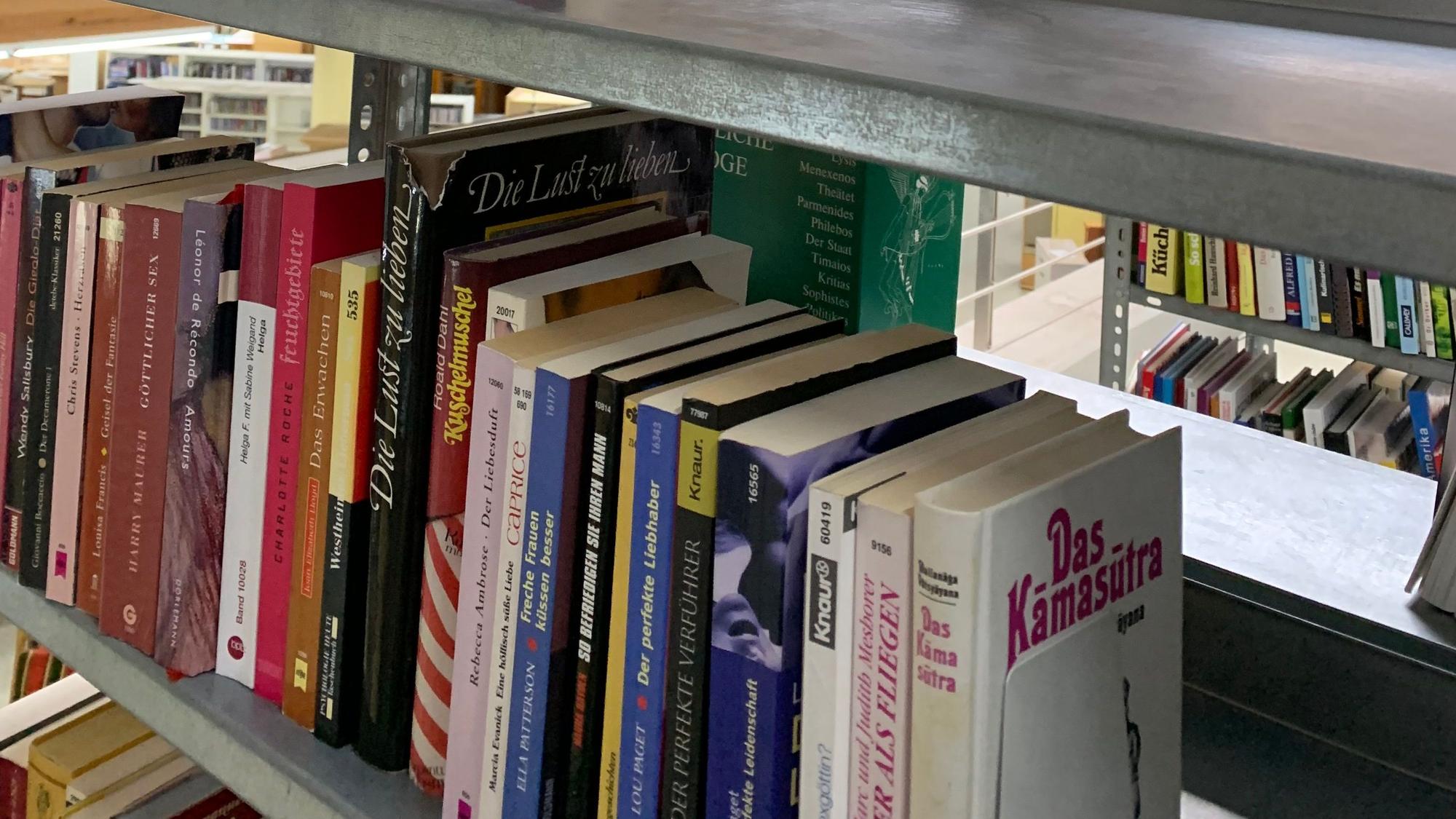 Blick in die Regale der Buchabteilung. Im Bereich erotische Literatur ist das Angebot nicht so umfangreich.
