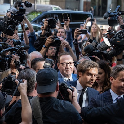 Hollywood-Star Kevin Spacey kommt am 16. Juni 2022 am Gericht in London an, dabei ist er von Fotografen eingekreist.