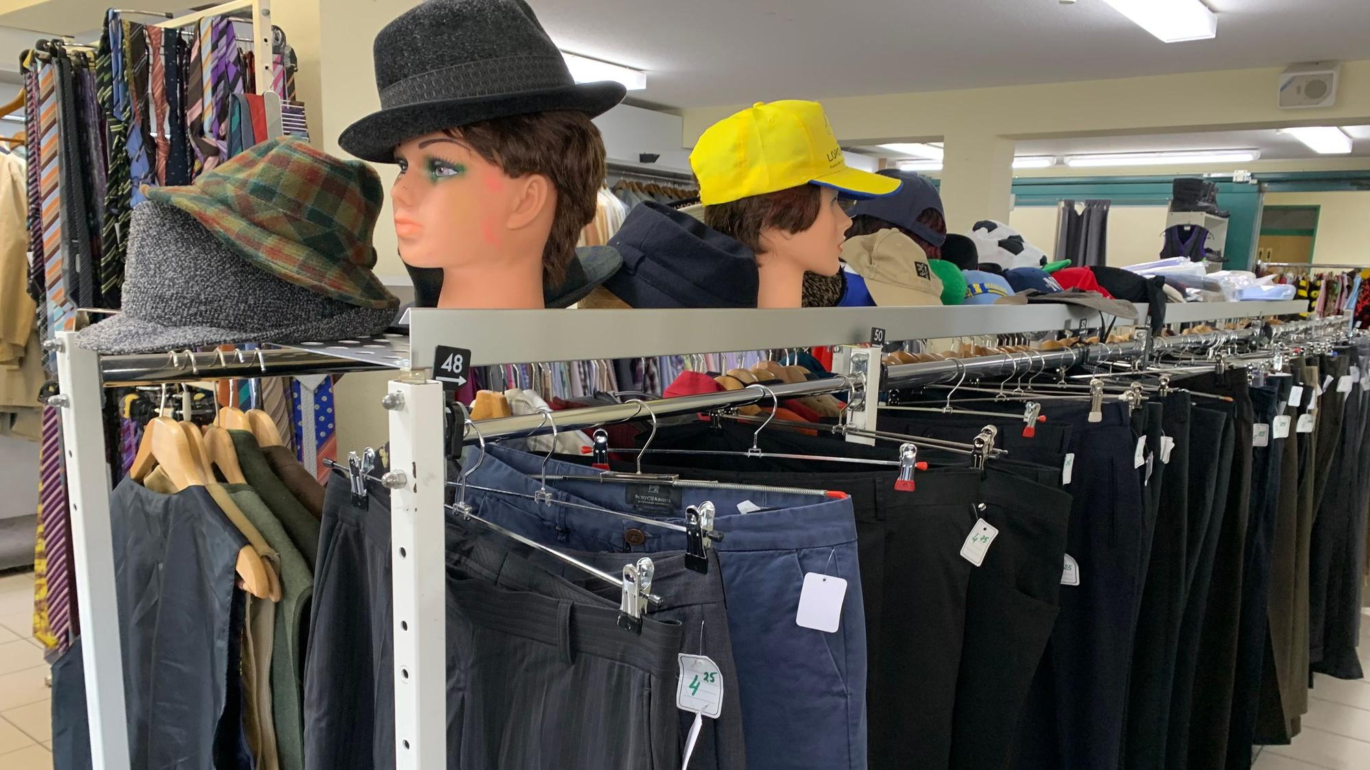 Ein Kleiderständer mit gut erhaltenen Hosen steht im Verkaufsraum des Sozialkaufhauses in Sankt Augustin.
