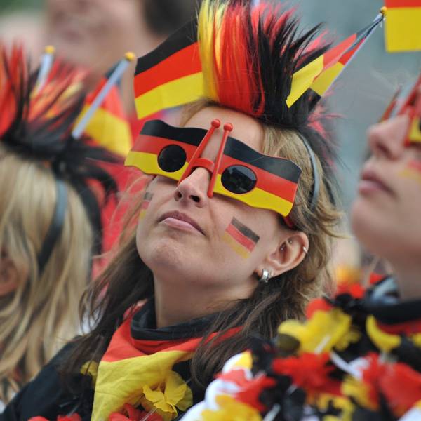 Fans verfolgen beim Public Viewing ein Spiel der deutschen Mannschaft (Archivbild)
