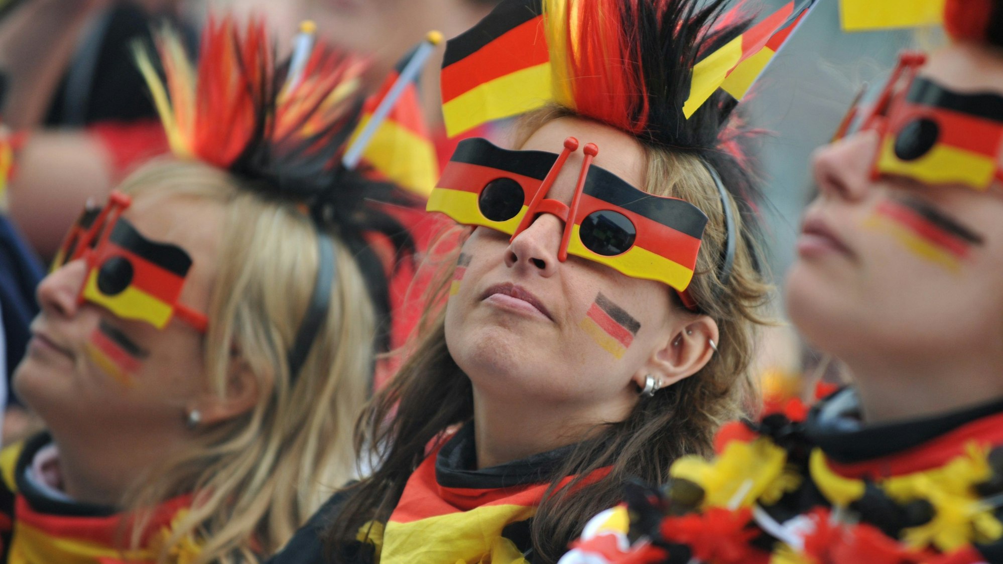 Fans verfolgen beim Public Viewing ein Spiel der deutschen Mannschaft (Archivbild)