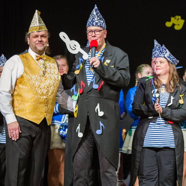 Thomas Büchel und Holger Miebach stehen bei der Elfter im Elften-Feier auf der Bühne.
