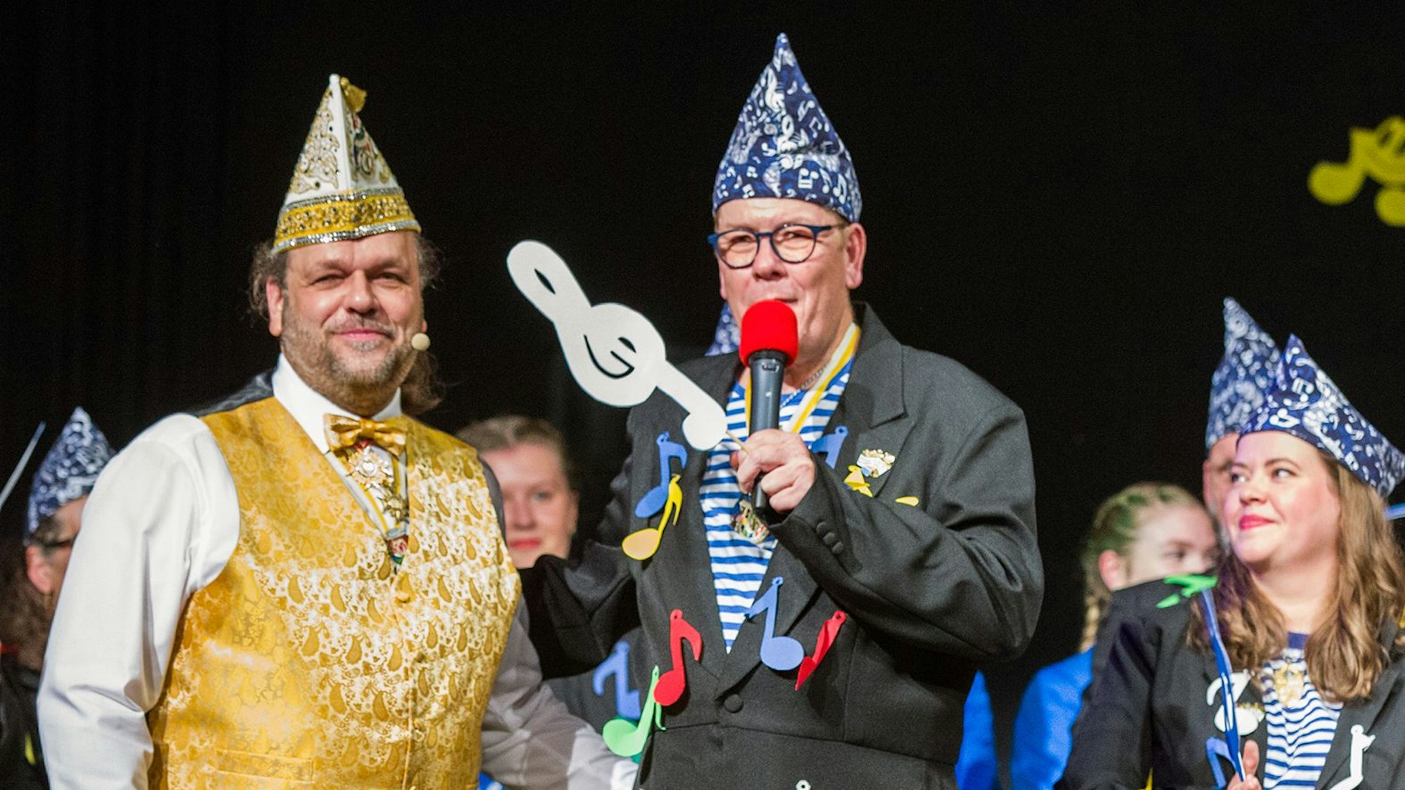 Thomas Büchel und Holger Miebach stehen bei der Elfter im Elften-Feier auf der Bühne.