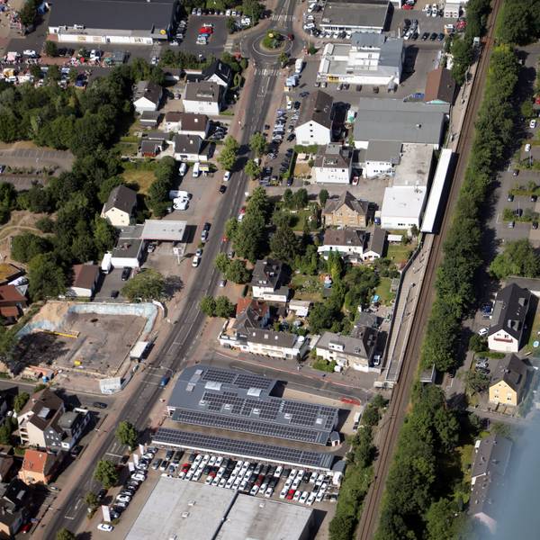 Der Bahnhof Duckterath in Bergisch Gladbach aus der Vogelperspektive: Er liegt direkt neben den Gleisen.