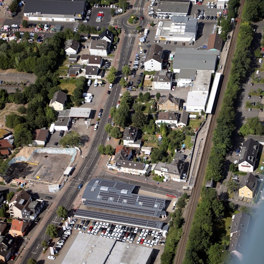 Der Bahnhof Duckterath in Bergisch Gladbach aus der Vogelperspektive: Er liegt direkt neben den Gleisen.