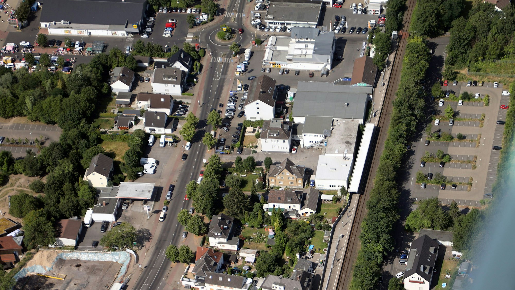 Der Bahnhof Duckterath in Bergisch Gladbach aus der Vogelperspektive: Er liegt direkt neben den Gleisen.