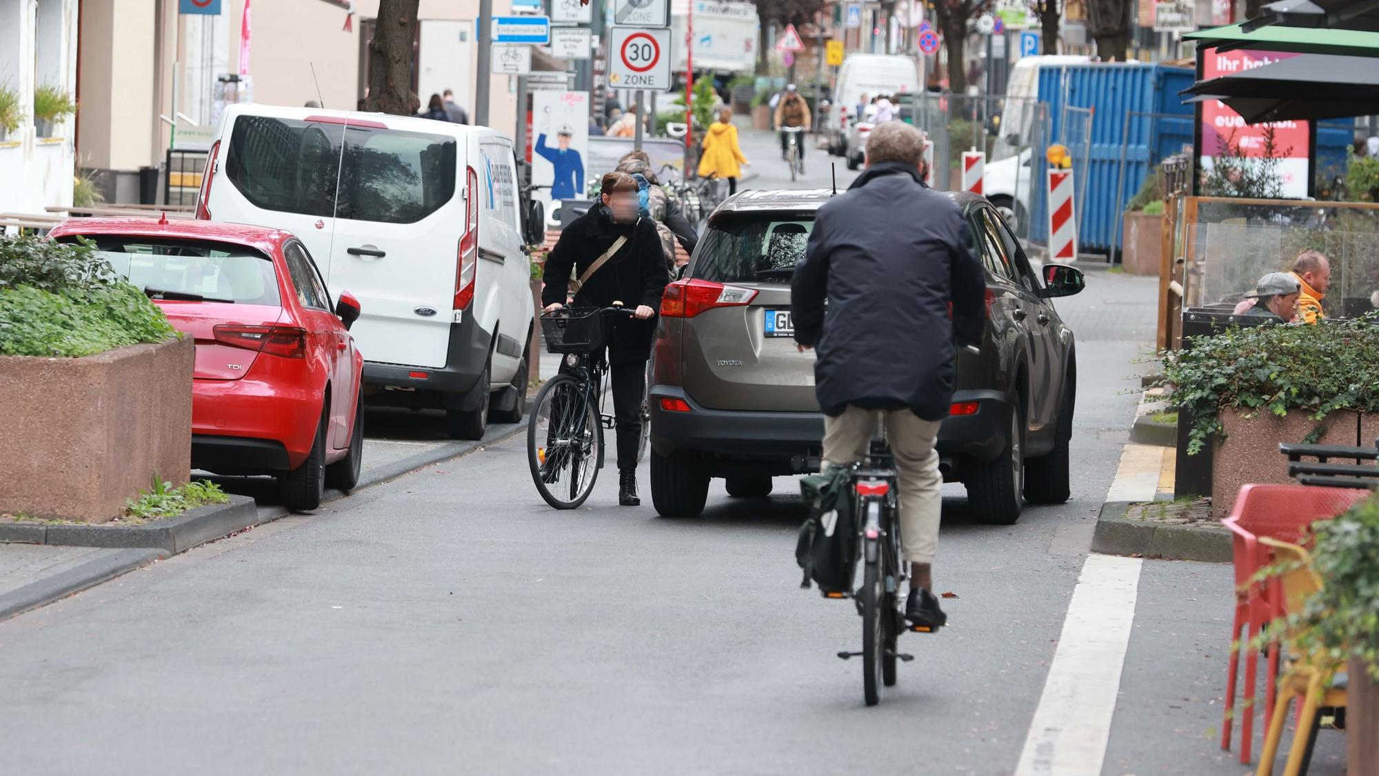 Ein Fahrradfahrer streitet mit einem Autofahrer.
