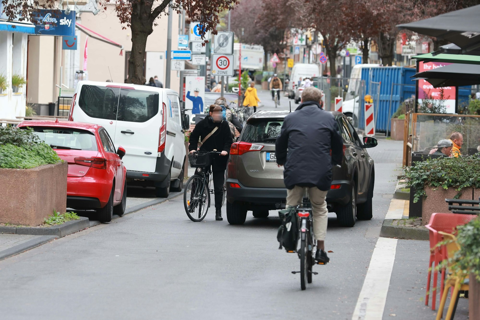 Szenen wie diese, in der Radfahrer und Autofahrer auf der Deutzer Freiheit diskutierten, gab es im vergangenen Jahr häufig.