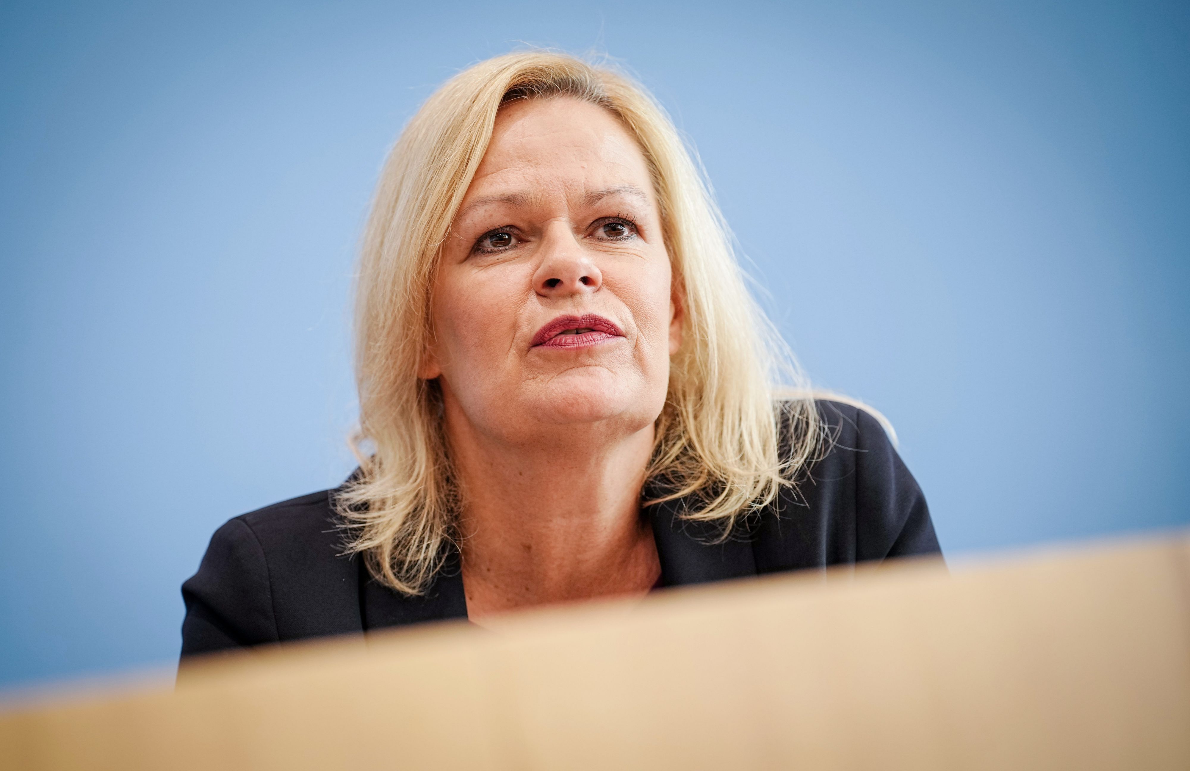 Nancy Faeser (SPD), Bundesministerin für Inneres und Heimat, blickt während einer Pressekonferenz zur Sicherheit und Kriminalität in Deutschland vom Podium.