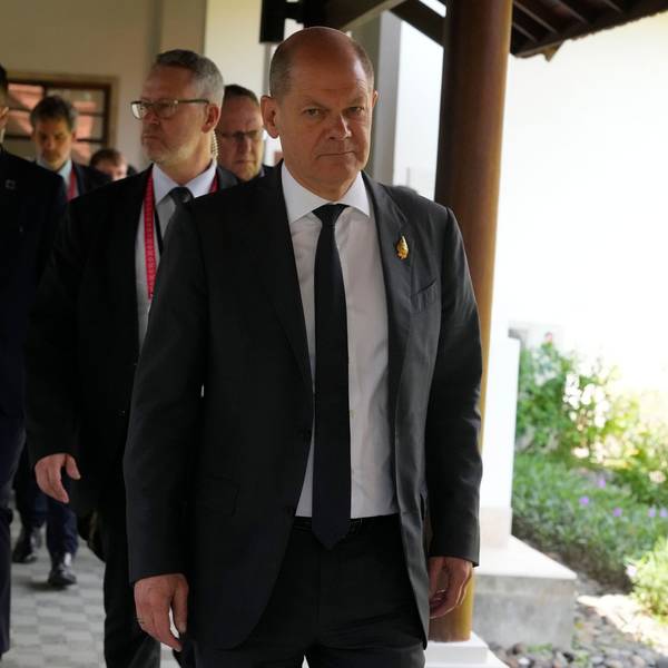 Bundeskanzler Olaf Scholz verlässt die Krisensitzung nach den tödlichen Raketeneinschlägen in Polen mit den anderen Regierungschefs der G7-Staaten während des G20-Gipfels.