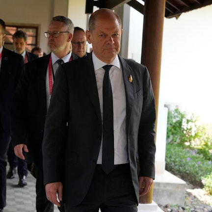 Bundeskanzler Olaf Scholz verlässt die Krisensitzung nach den tödlichen Raketeneinschlägen in Polen mit den anderen Regierungschefs der G7-Staaten während des G20-Gipfels.