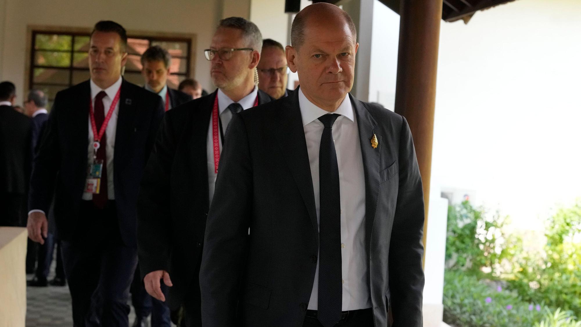 Bundeskanzler Olaf Scholz verlässt die Krisensitzung nach den tödlichen Raketeneinschlägen in Polen mit den anderen Regierungschefs der G7-Staaten während des G20-Gipfels.