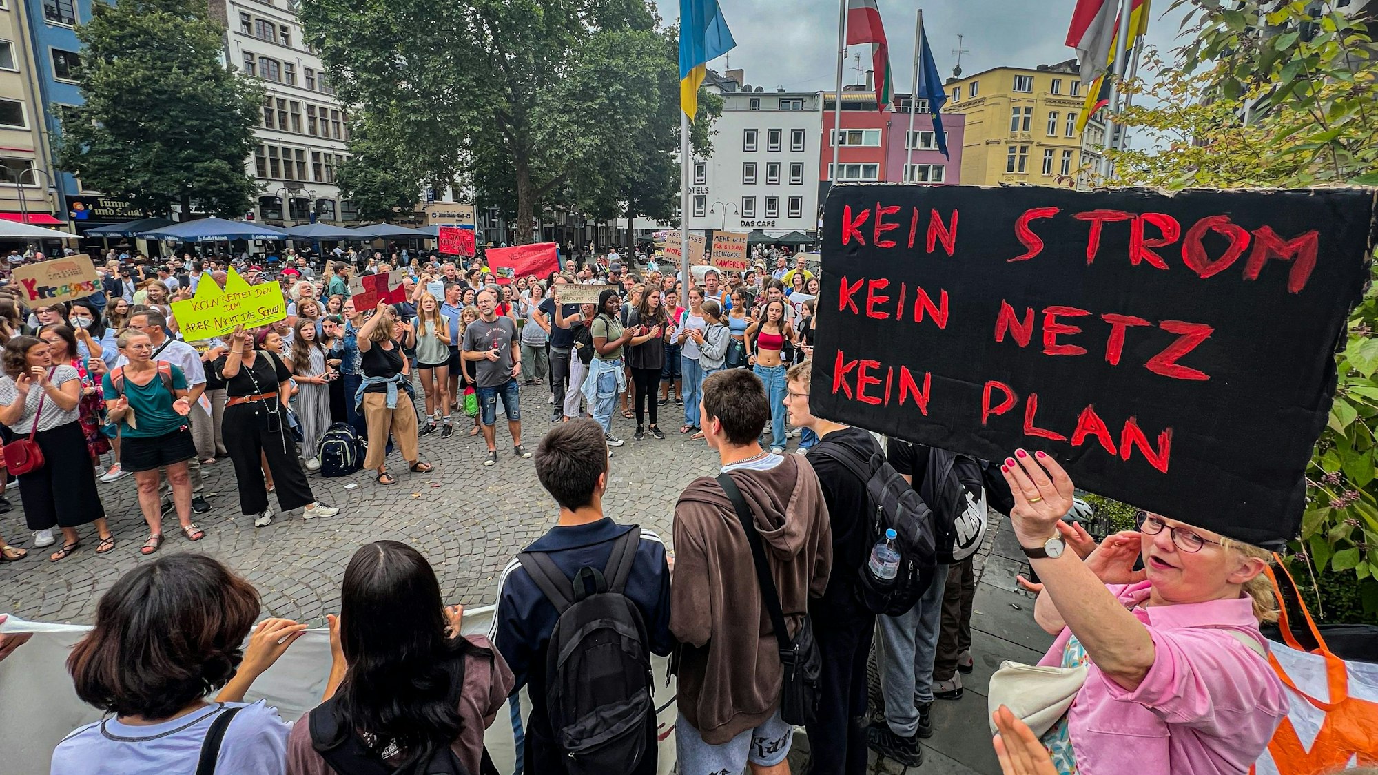 Demo vor der Schule in der Kreuzgasse