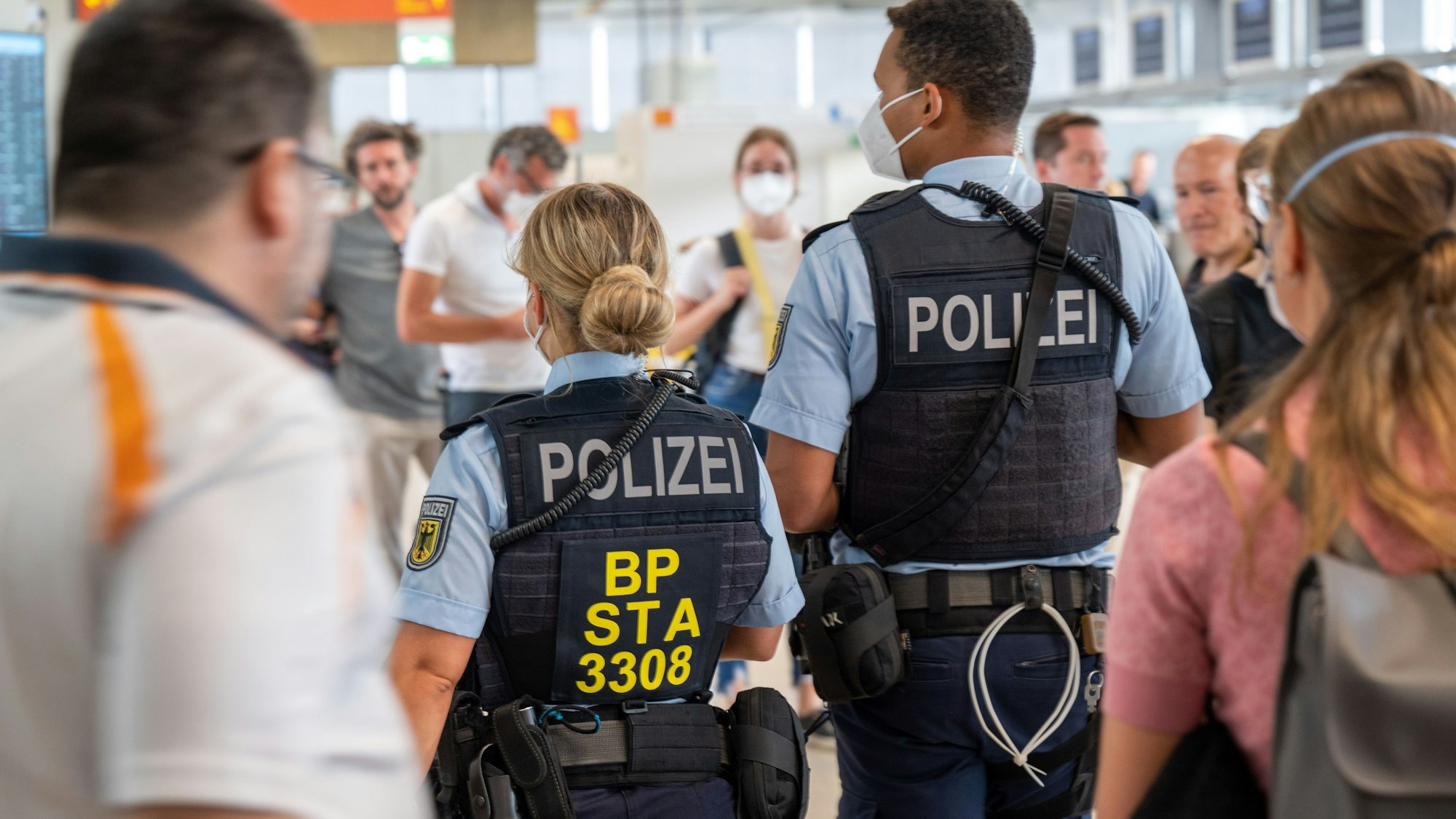 Am Flughafen Köln-Bonn haben sich extrem lange Warteschlangen von Fluggästen gebildet, weil nicht genug Sicherheitspersonal für den security check vor den Gates vorhanden ist.