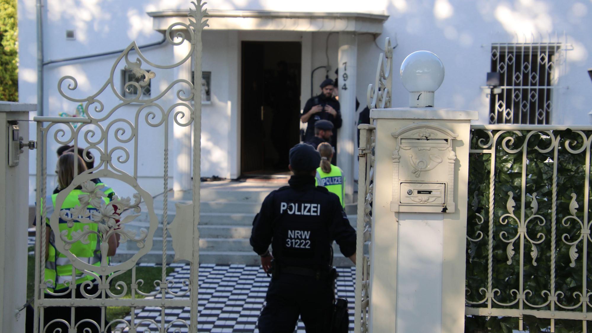 Die Polizei führte im Juni 2020 eine Razzia in der Ostheimer Villa durch.