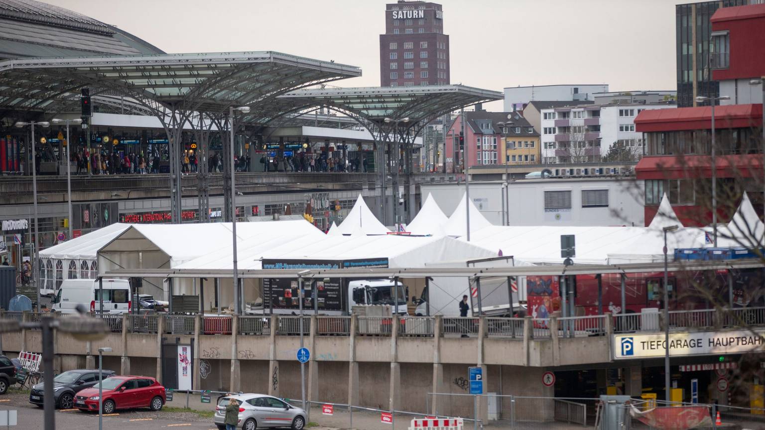 Abgebaut wird das aus zahlreichen großen Zelten bestehende Ankunftszentrum für Geflüchtete am Breslauer Platz Ende Dezember.