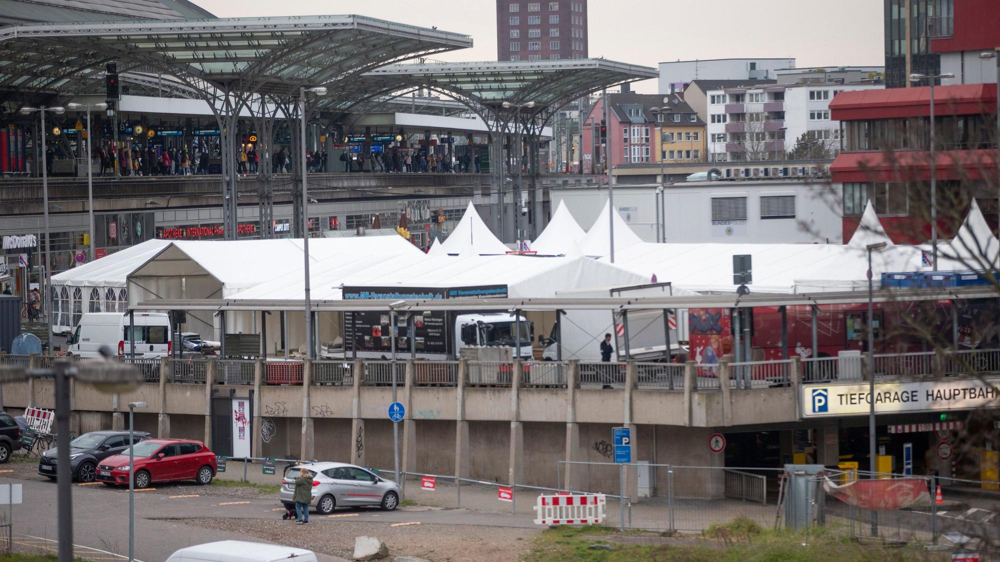 Abgebaut wird das aus zahlreichen großen Zelten bestehende Ankunftszentrum für Geflüchtete am Breslauer Platz Ende Dezember.